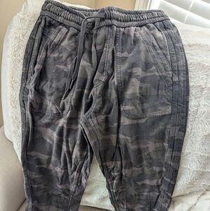 Athleta Farallon camo jogger 0